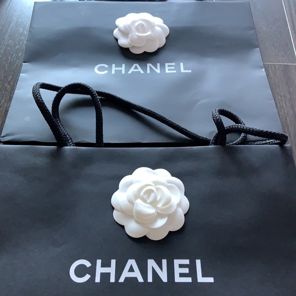 Set of 2 Chanel paper bags with camellia - Picture 2 of 3